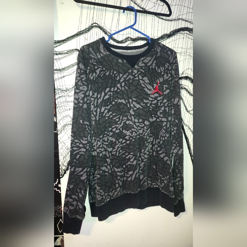 ✨️Jordan Mens Black and Gray Patterned Sweater✨️